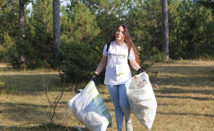 Doğadan 300 kilogram çöp topladılar