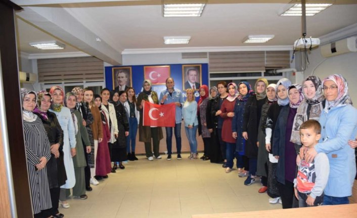 Dünya ikincisi boksör, AK Parti İl Kadın Kolları'nı ziyaret etti