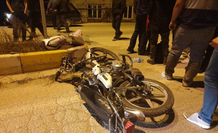 Düzce'de motosikletle ticari taksi çarpıştı: 2 yaralı