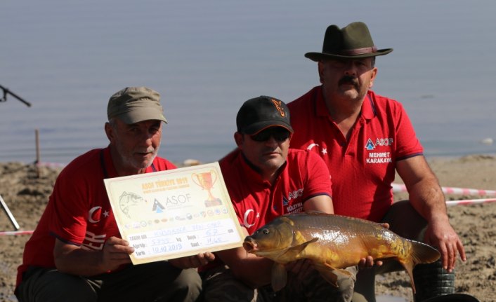 En büyük balığı yakalamak için yarışıyorlar