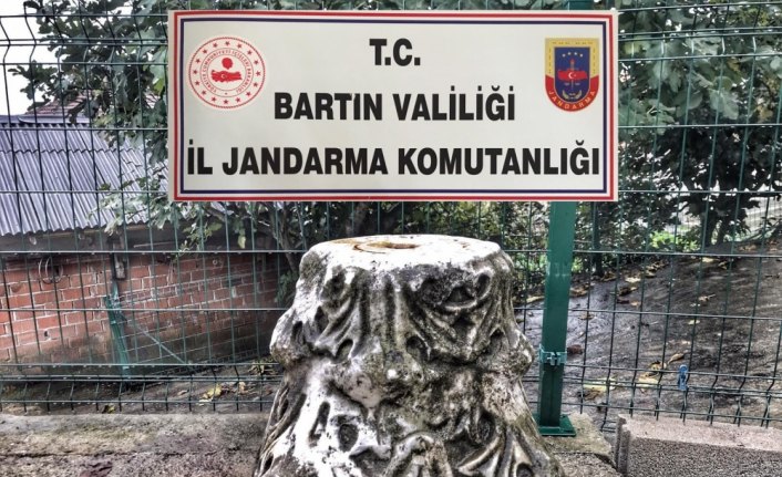 Evinin bahçesinde tarihi sütun başlığı bulundu