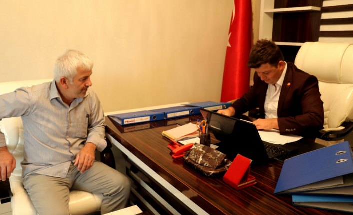 Genç muhtar 5 yıllık maaşını köyüne bağışladı