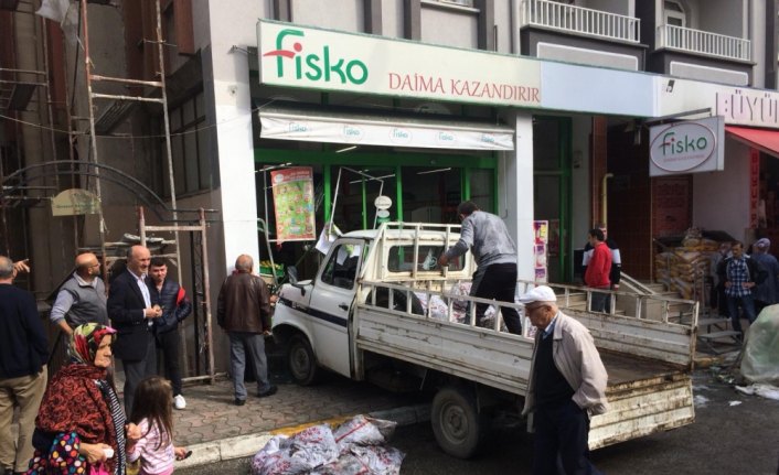 Giresun'da kamyonet markete girdi