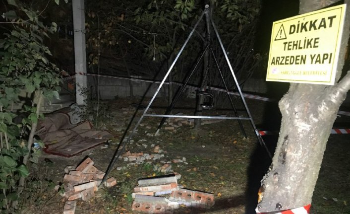 Halı silkelerken balkon duvarı yıkıldı: 2 yaralı