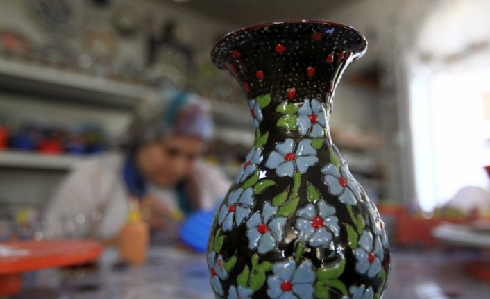 Hobi olarak ürettiği çini ürünlerini ABD'de 