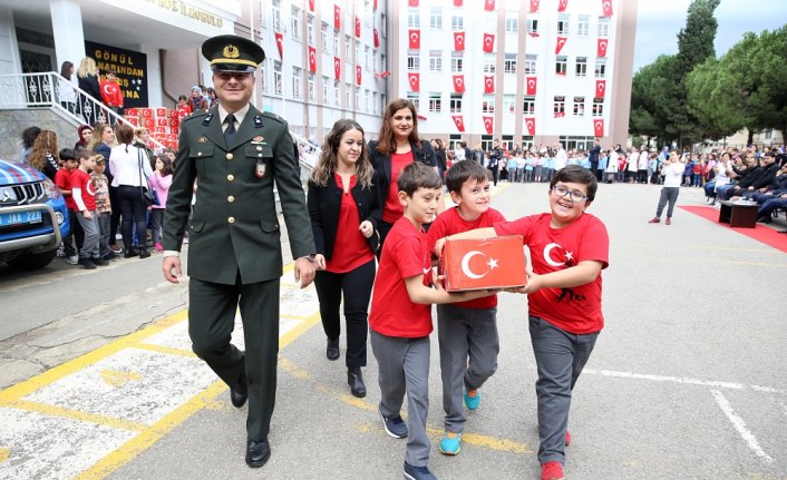 İlkokul öğrencilerinden Mehmetçiğe fındık ve mektup