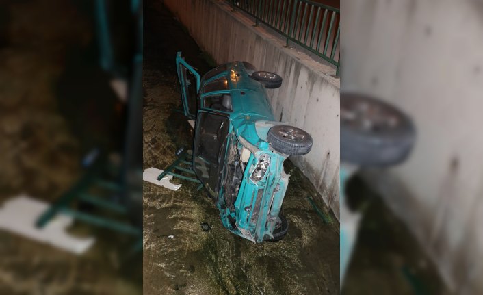 Karabük'te kanala düşen otomobilin sürücüsü yaralandı