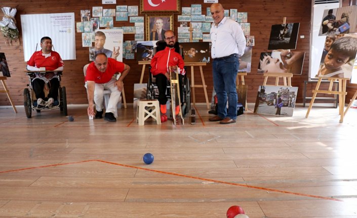 Kasapoğlu engelli gençlerle boccia oynadı