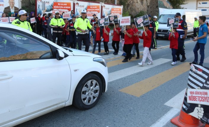 Kolluk personeli yaya nöbeti tuttu