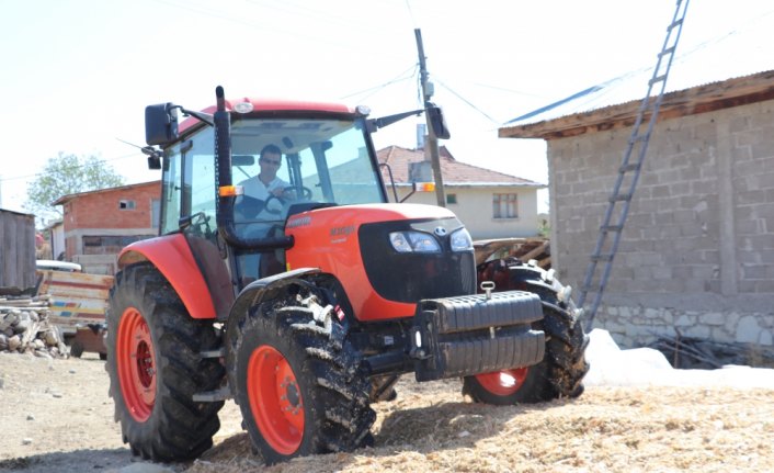 Köyüne dönen ziraat mühendisi köylülere yol gösteriyor