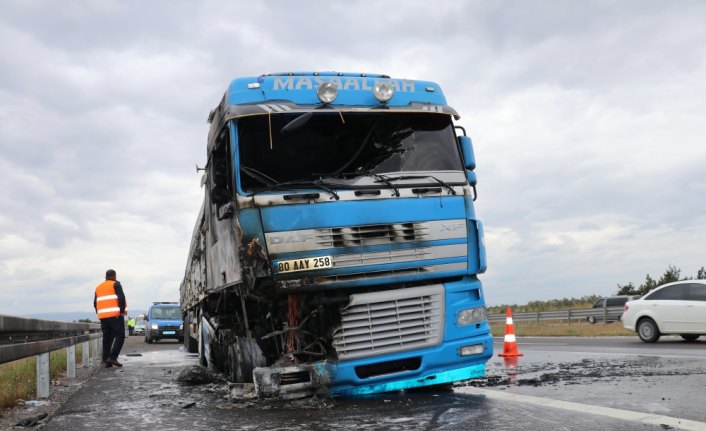 Lastiği patlayan tır yandı