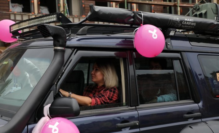 Meme kanserine dikkat çekmek için pembe balonlu konvoy oluşturdular