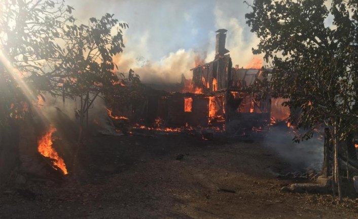 Mutfak tüpünü değiştirirken yangın çıktı: 1 ölü