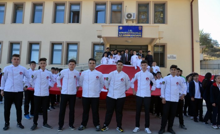 Öğrencilerden Mehmetçiğe destek için Jandarma Komutanlığına ziyaret