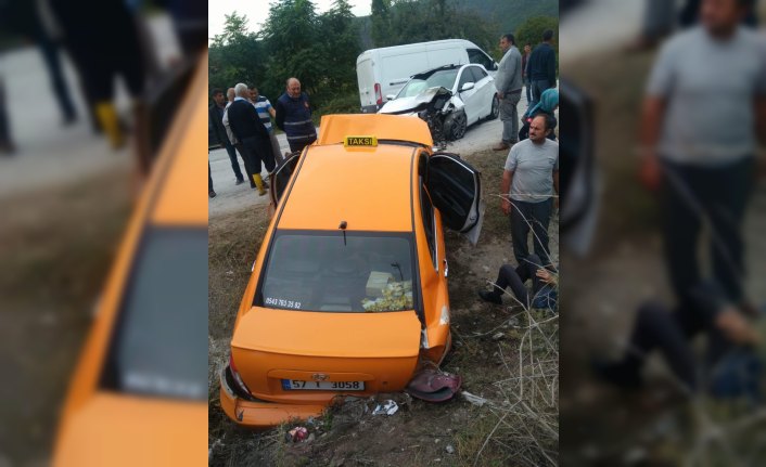 Otomobil ile taksi çarpıştı: 6 yaralı