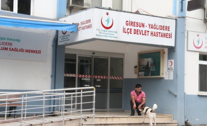 Sahibini tedavi gördüğü hastanenin önünde bekliyor