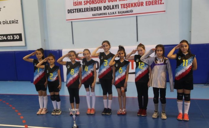 Şampiyon kızlardan Mehmetçiğe selam