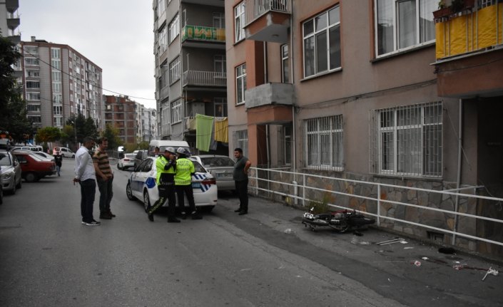 Samsun'da istinat duvarından düşen motosikletli genç ağır yaralandı