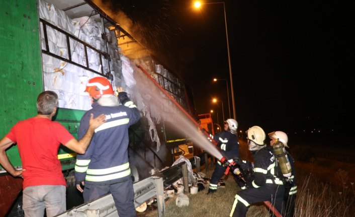 Seyir halindeyken yanan tır otoyolda ulaşımı aksattı