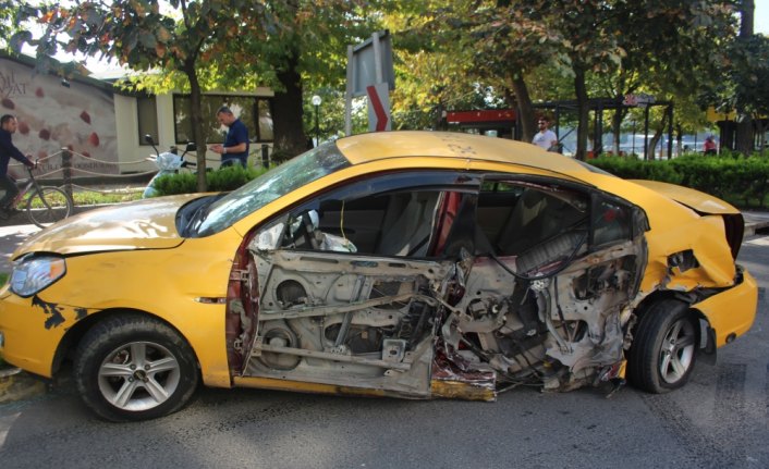Sürücüsü polisten kaçan taksi, üç otomobile çarptı: 3 yaralı