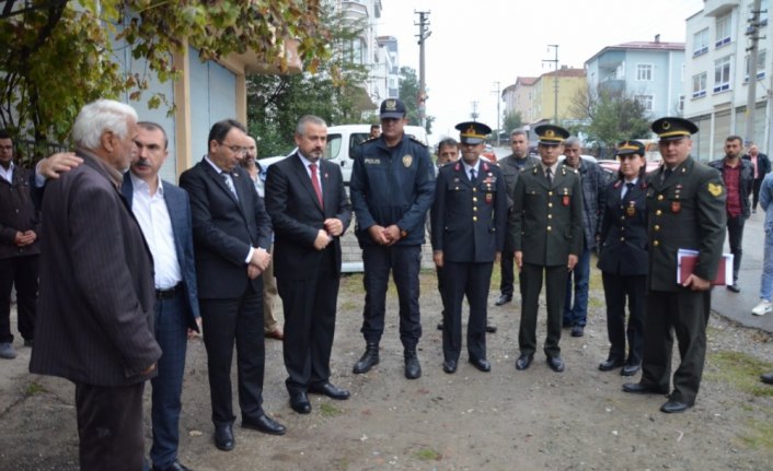 Tedavi gördüğü hastanede şehit olan askerin babaevine Türk bayrağı asıldı