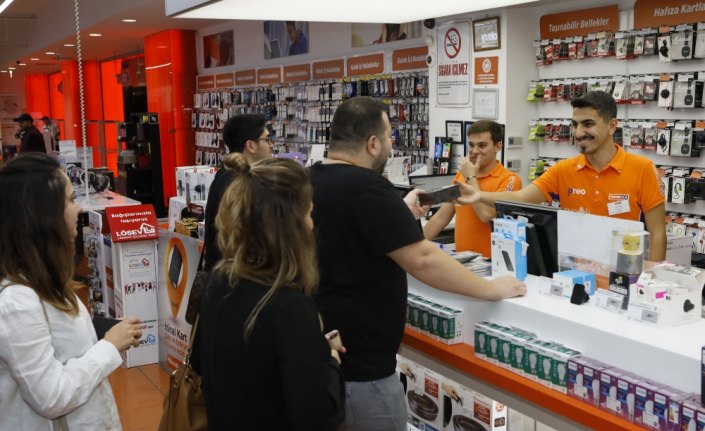 Teknosa'da yeni iPhone modellerinin ilk satışı gece başladı