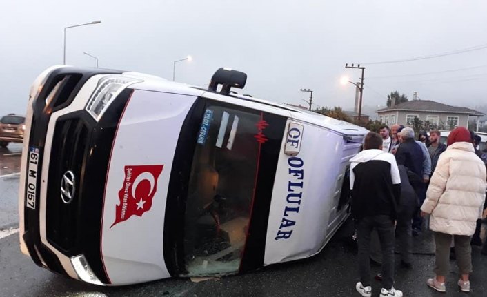 Trabzon'da yolcu minibüsü ile otomobil çarpıştı: 20 yaralı