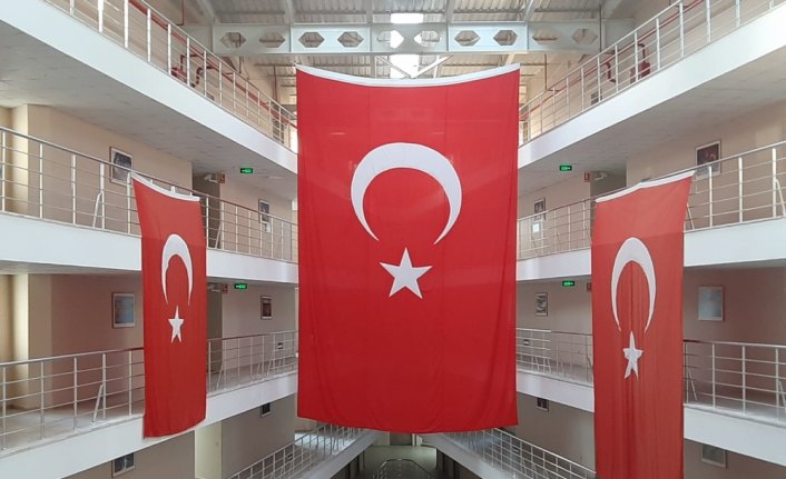 Üniversiteli öğrenciler harekata destek için yurda bayrak astı