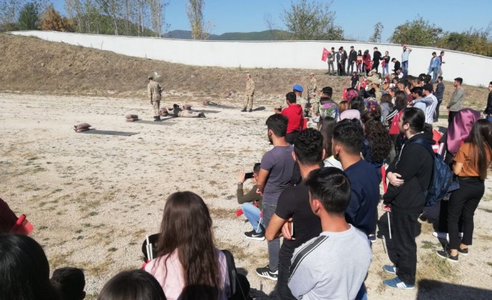 Üniversitelilerden Mehmetçik'e moral ziyareti