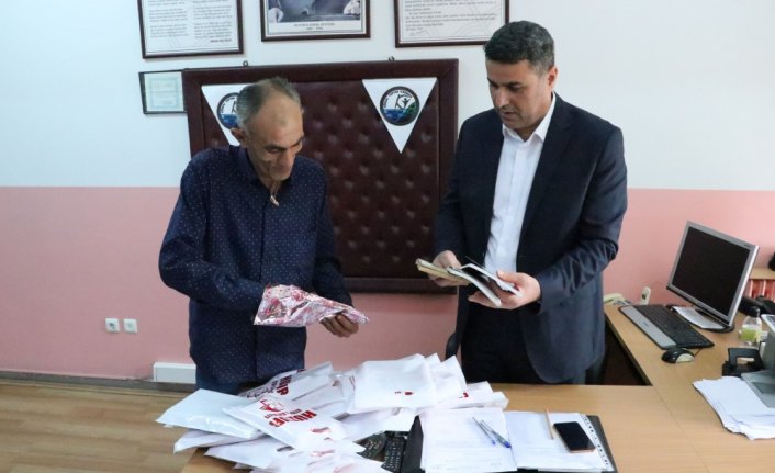 Yardımsever belediye işçisi bağışlarla kırtasiye malzemesi aldı