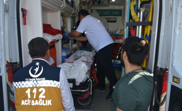 Yol çalışmasında kamyonun altında kalan mühendis ağır yaralandı