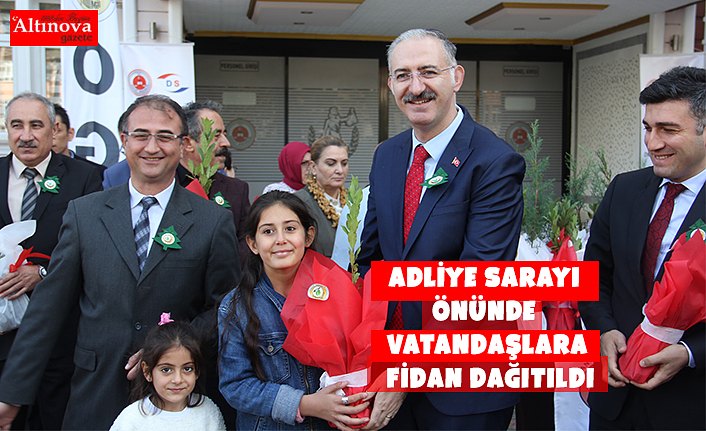 ADLİYE SARAYI ÖNÜNDE VATANDAŞLARA FİDAN DAĞITILDI
