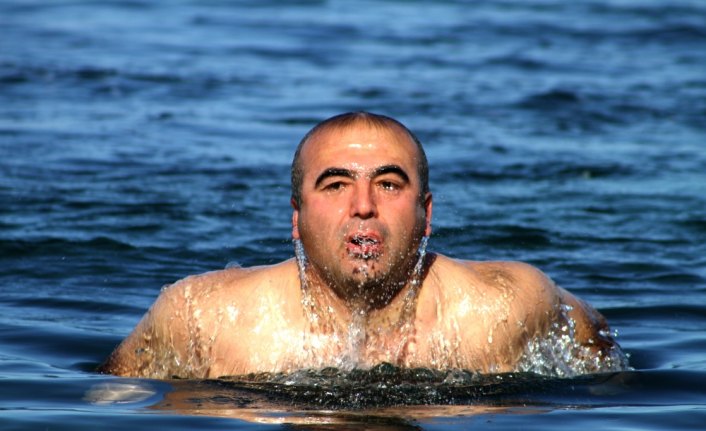 Akçakoca'da kasım ayında denize girdiler