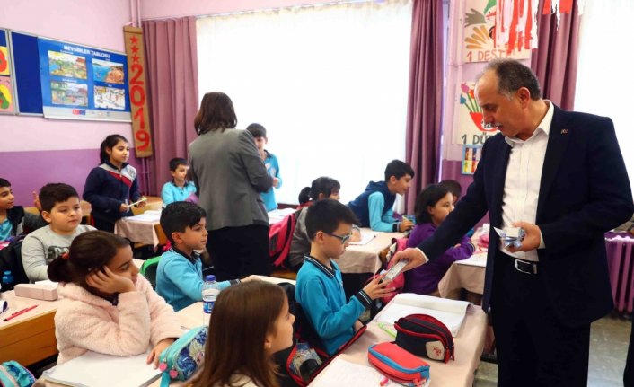 Bağcılar Belediyesi, ilkokul öğrencilerine diş macunu ve fırçası dağıttı