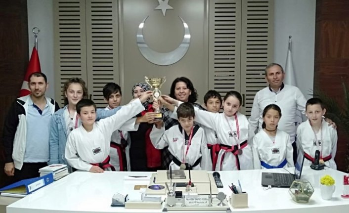 Başarılı tekvandoculardan Başkan Özel'e ziyaret