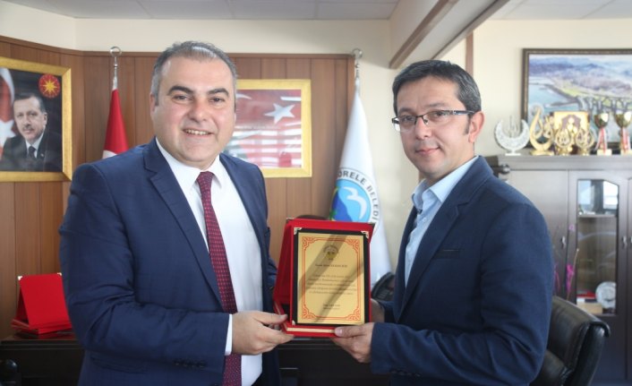 Başkan Erener'den teşekkür plaketi