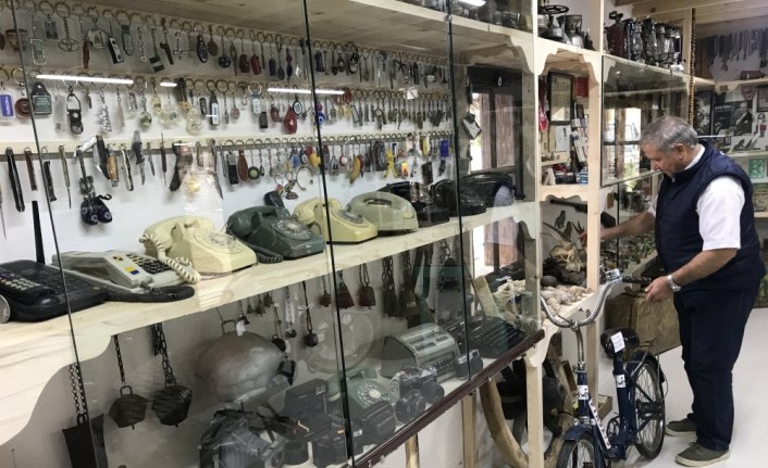 Biriktirdiği eşyalarla köyde 