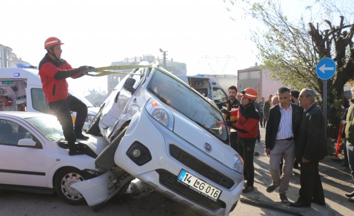 Bolu'da kaza yapan aracın devrilmesini çevredekiler engelledi