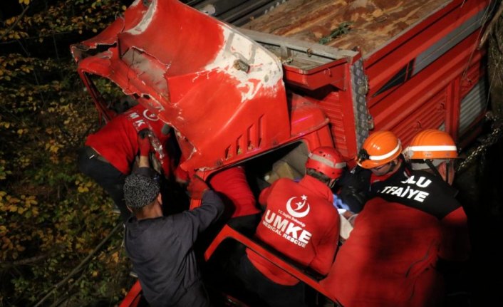 Bolu'da tomruk yüklü kamyon dere yatağına devrildi: 2 yaralı