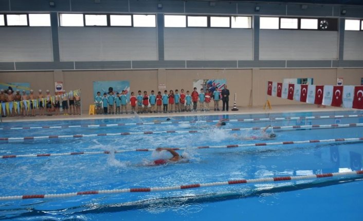 Boyabat'ta yüzme kursu açıldı