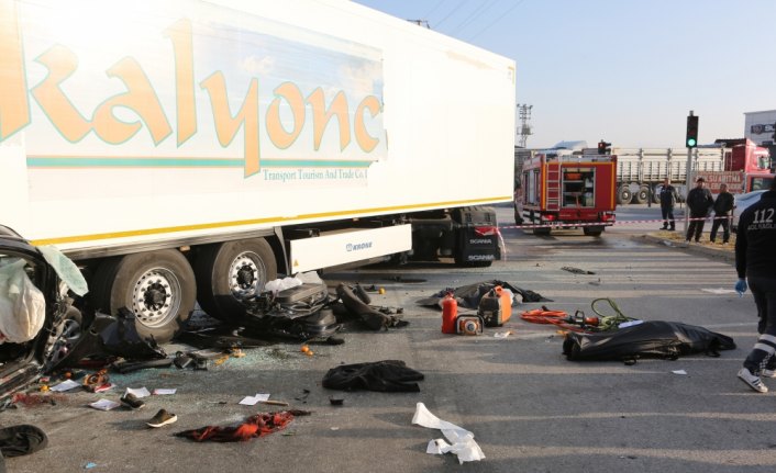 Çorum'da otomobil tırın altına girdi: 3 ölü, 1 yaralı