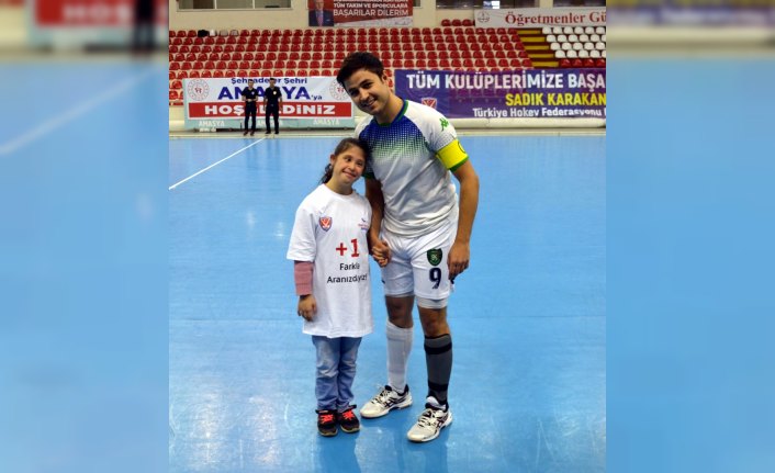 Down sendromlu öğrenciler salon hokeyiyle tanıştırıldı