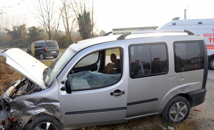 Düzce'de otomobille çarpışan hafif ticari araçtaki 5 kişi yaralandı