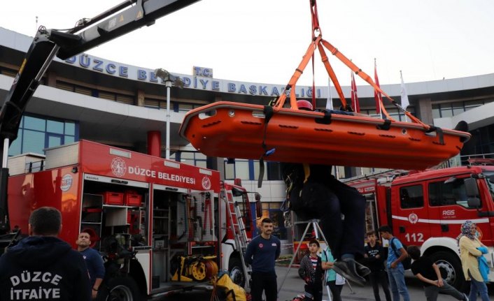 Düzce'deki depremde hayatını kaybedenler için saygı duruşu