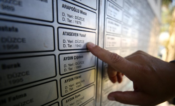 Düzce'deki depremde hayatını kaybedenler mezarları başında anıldı
