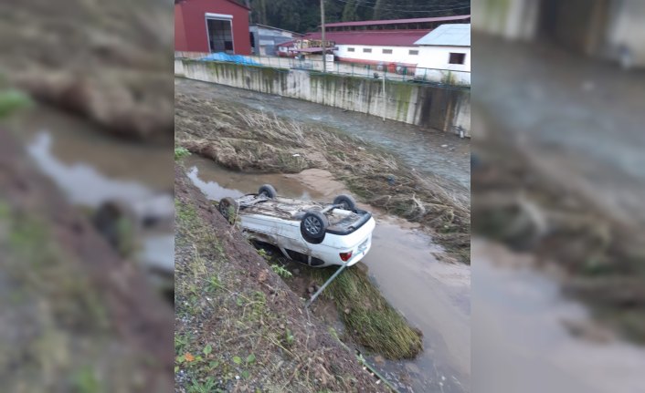Giresun'da otomobil dereye devrildi: 2 yaralı