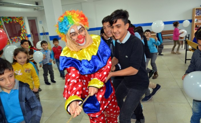 Gönüllüler okul okul gezip çocuklara geleneksel oyunları öğretiyor