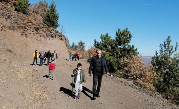 Gümüşhacıköy'de öğretmenler doğa yürüyüşü yaptı