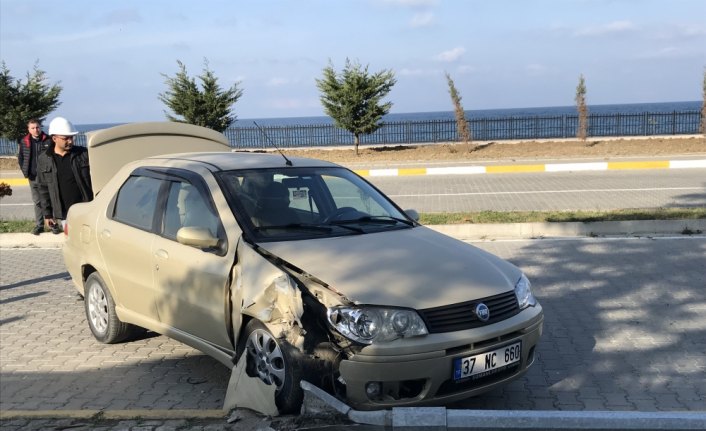 İnebolu'da otomobil aydınlatma direğine çarptı: 1 yaralı