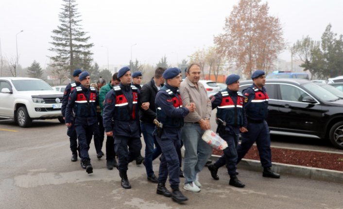 İstanbul'dan Bolu'ya kadar takip ettikleri araçtan 98 bin avro çalmışlar